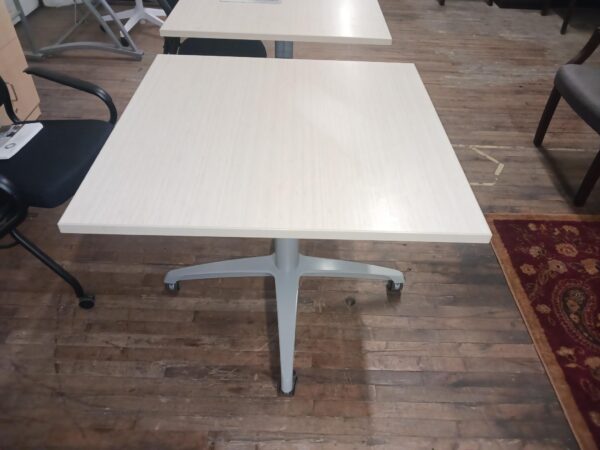 Square Table - Mobile - Image 2